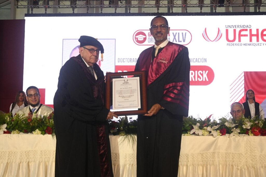 UFHEC gradúa a más de mil profesionales y honra al Dr. Julio Hazim con Doctorado Honoris Causa