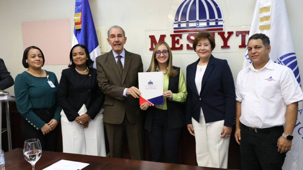 Mescyt entrega 50 becas a estudiantes del Instituto Global de Altos Estudios en Ciencias Sociales