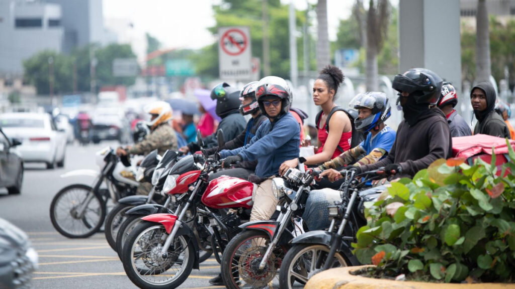 Motociclistas tendrán que utilizar cascos certificados por disposición del INTRANT