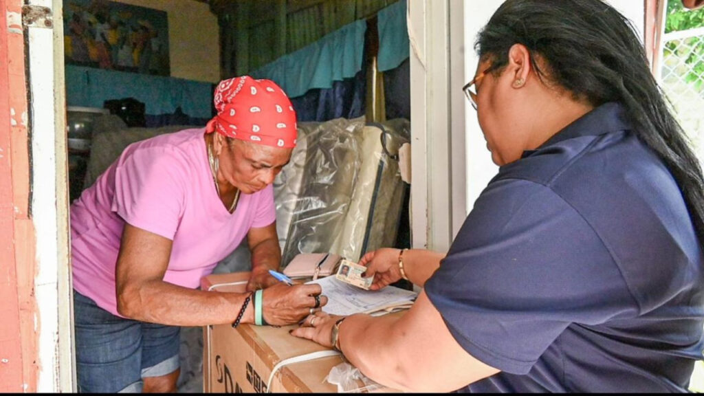Familias afectadas por tornado en Miches reciben asistencia social