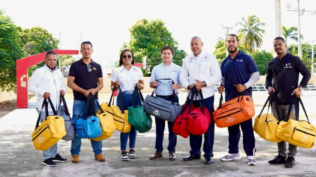INFEFI entrega utilería deportiva en Santiago de los Caballeros