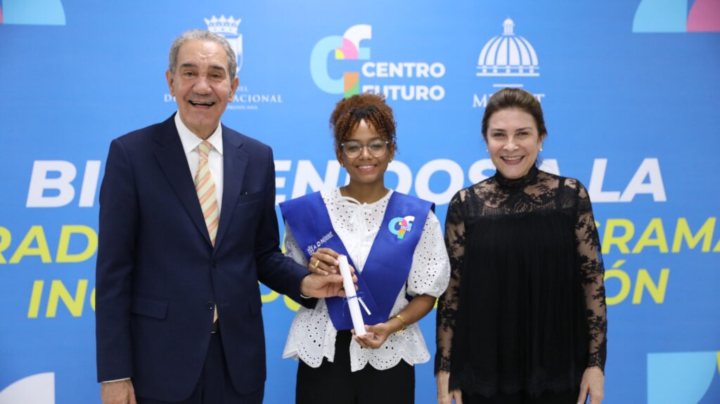 Carolina y el MESCyT gradúan a estudiantes del inglés por Inmersión en Centro Futuro