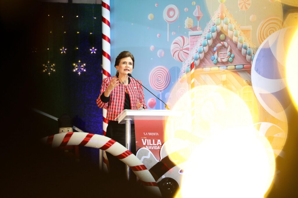 Vicepresidenta de la República activa las luces de “Villa Navidad” en Santiago
