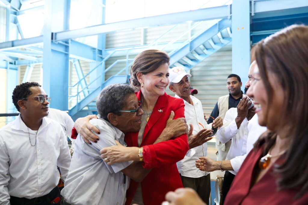 Raquel Peña acompaña a familias de San Cristóbal y Cotuí en celebraciones navideñas