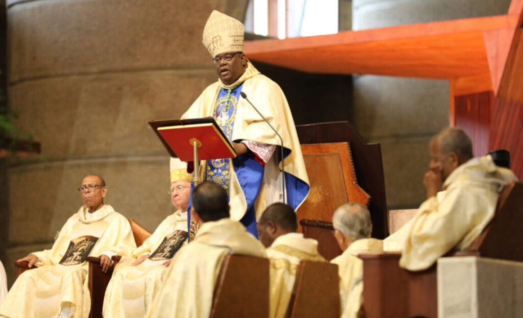 Monseñor Castro Marte exige a funcionarios priorizar el servicio al pueblo sobre el lucro personal