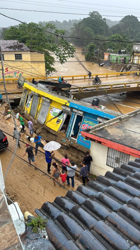 Varios establecimientos comerciales colapsan tras derrumbe de tierra en Gaspar Hernández